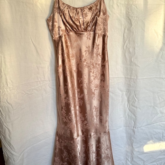 Elegant Pink Satin Dress - Picture 7 of 9